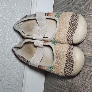 Keen Womens Size 7 Multicolor Patterned Slippers Y12